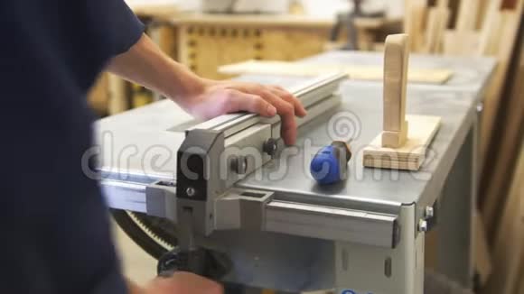 在车间使用细木工设备使用螺丝刀工作的工匠手视频的预览图