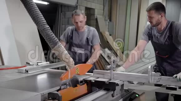 在切割机上操作的工业工人视频的预览图