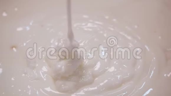 在厨房或面包店里用于糕点流入碗中的白色蛋奶油库存录像蛋糕烘焙视频的预览图