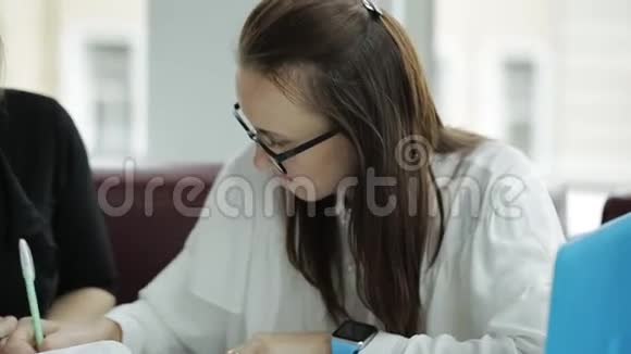 两位商务女性在桌上签文件两个商务女性签订合同的过程视频的预览图