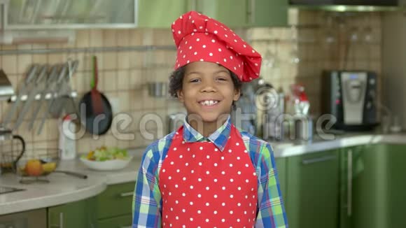 穿厨师制服的微笑男孩视频的预览图