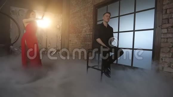 一对职业舞女在烟雾中摆姿势视频的预览图