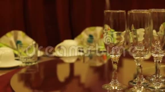 老式的苏联风格的派对廉价的咖啡桌装饰以庆祝视频的预览图