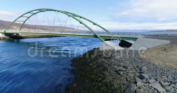 在冰岛沿着峡湾飞过大桥视频的预览图