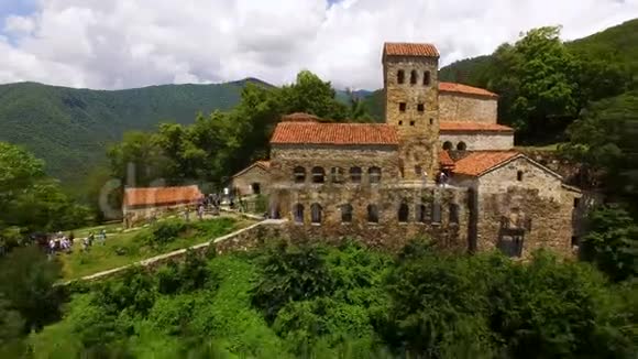 Drone从老Nekresi修道院起飞俯瞰格鲁吉亚的阿拉扎尼山谷视频的预览图