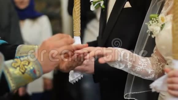 东正教牧师举行宗教新人婚礼视频的预览图