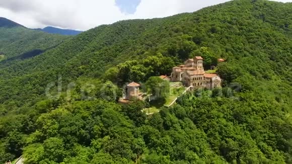 令人惊叹的内克雷西老修道院全景格鲁吉亚观光鸟瞰视频的预览图