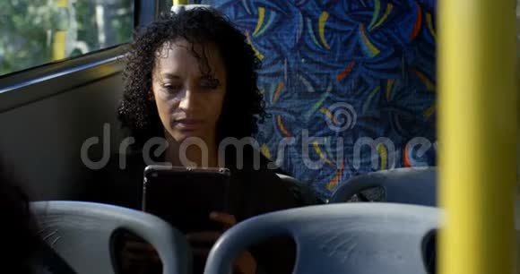 乘坐公共汽车4k时男性通勤者听耳机音乐视频的预览图