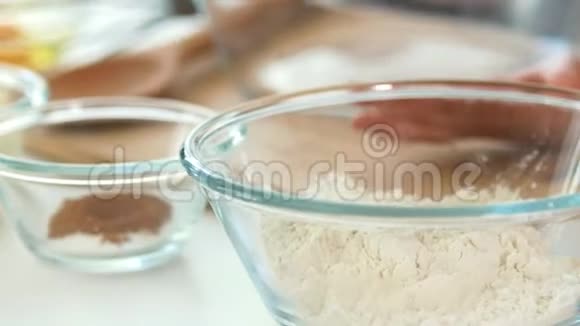 餐桌上自制面包房玻璃碗中的原料视频的预览图