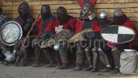 一队红色战士正在木凳上休息视频的预览图