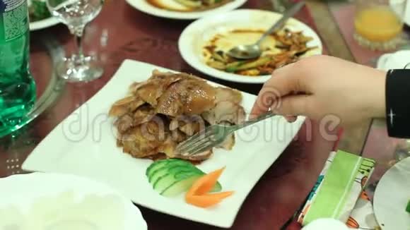 宴会客人在餐厅的餐桌上享用菜肴中的美味的脂肪炸肉视频的预览图