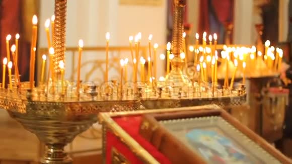 王室和祈祷者准备举行神圣的婚礼仪式东正教视频的预览图