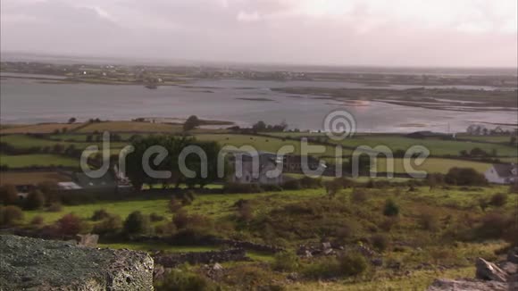 爱尔兰景观上的大房子视频的预览图