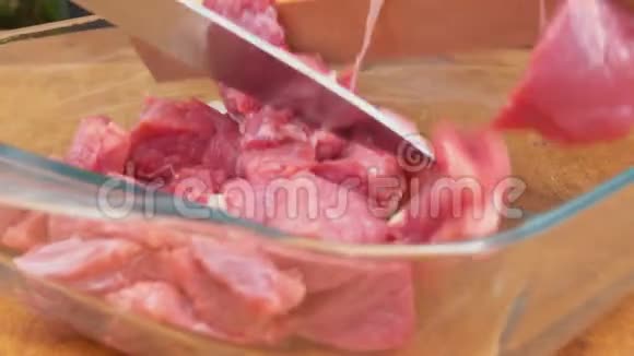 土耳其肉折叠成玻璃烤盘视频的预览图