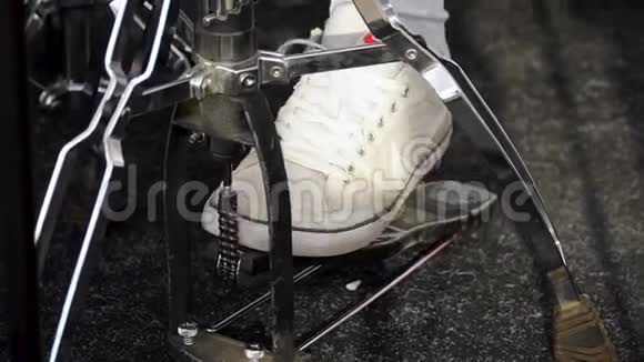 鼓手脚在运动鞋移动鼓低音踏板剪辑鼓脚踏板上的一部分腿支撑鼓槌视频的预览图