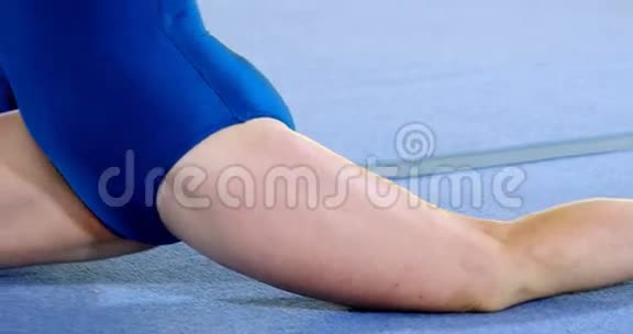 体操运动员在地板上劈腿视频的预览图
