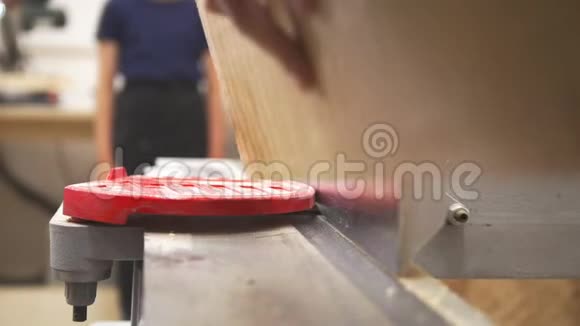 车间使用工业木工机械的男性手工抛光木板视频的预览图