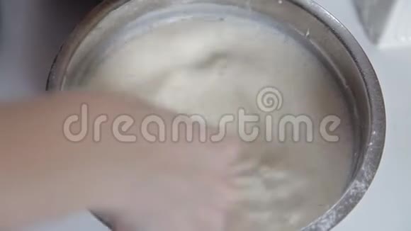 小女孩在做面团的时候用搅拌器搅拌面粉派烘焙菜肴视频的预览图