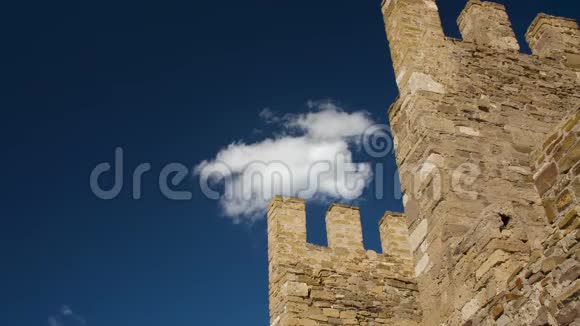 古老的弥赛瓦要塞塔背景是蓝天和一些云视频的预览图