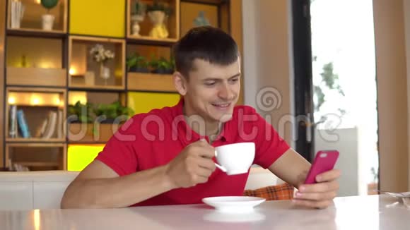 咖啡时间男人一边喝咖啡一边和女朋友聊天视频的预览图