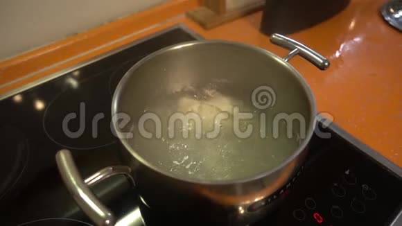 厨房里炉子上的水在锅里沸腾视频的预览图