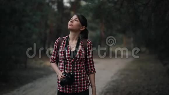 女游客在森林徒步旅行视频的预览图