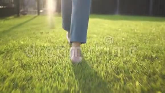 女人光着脚走在草地上视频的预览图