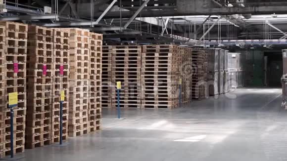 仓库有货架和货架装满纸板箱用铝箔包裹在木托盘上剪辑大而轻视频的预览图