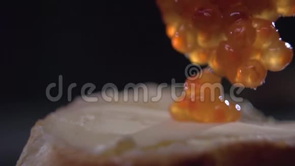 红鱼子酱漂亮地躺在三明治上的黄油上视频的预览图