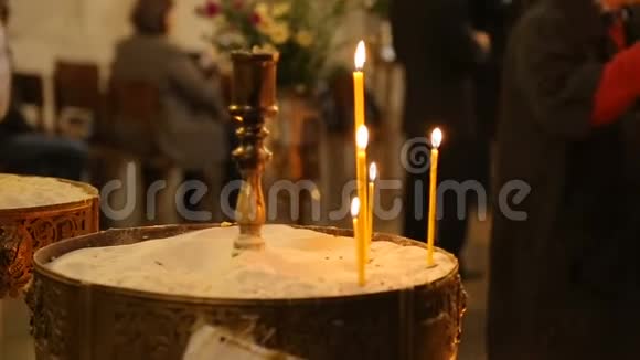 在东正教教堂里点燃蜡烛尊重宗教传统视频的预览图