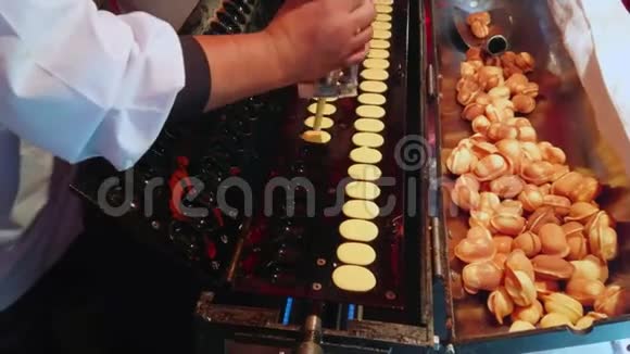 在日本街头美食节上烤迷你薄煎饼视频的预览图