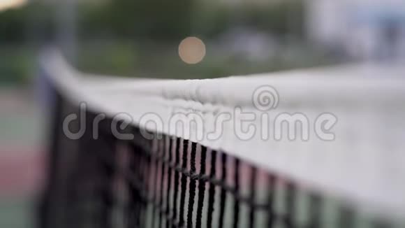 网球比赛前景是网球场和球场上的网格幕后的运动员抛出一个视频的预览图