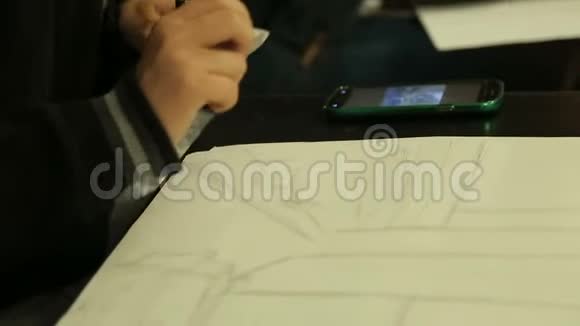 艺术学校学生用铅笔做素描课堂作业画圆视频的预览图