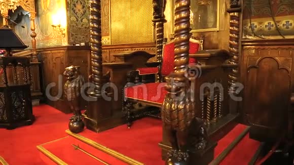 有扶手的红椅矗立在教堂的教堂广场上主教的宝座装饰品视频的预览图