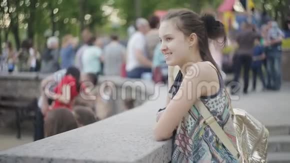 在城市公园里寻找乐趣的少女视频的预览图
