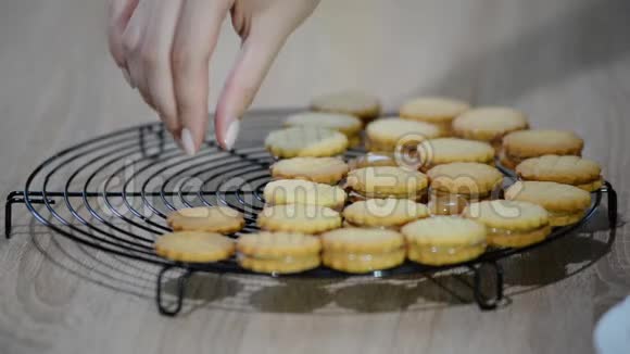 做杜勒斯德莱切饼干烹饪过程视频的预览图