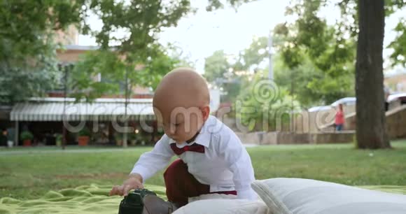 好奇的宝宝在公园里光着脚在草地上慢悠悠地跑起来视频的预览图