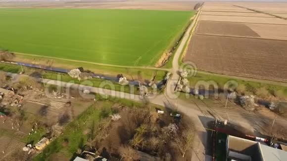村庄的俯视图人们可以看到房子和花园的屋顶村里的路村鸟瞰图视频的预览图