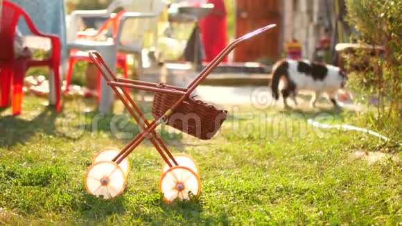 日落背景下的玩具马车避暑别墅视频的预览图
