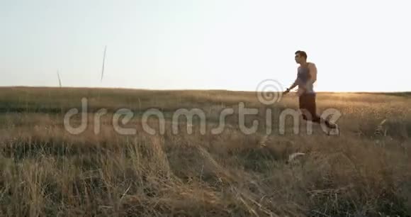 年轻的男子练习跳远红色史诗越野跑跑跑跳跑男视频的预览图