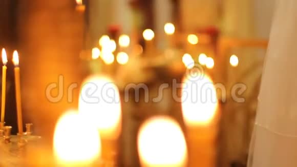 明亮的教堂烛光闪烁照亮了通往上帝的道路寻找迷失的灵魂视频的预览图