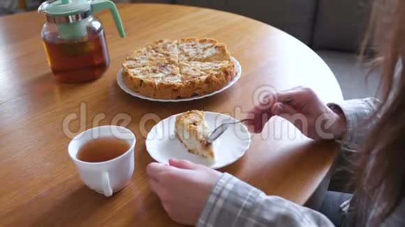女人正在吃自制的苹果派喝茶双手特写视频的预览图