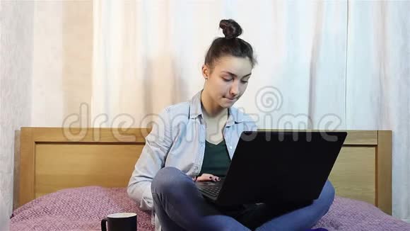 一个年轻漂亮的女孩在笔记本电脑上工作时因疲劳而揉眼睛视频的预览图