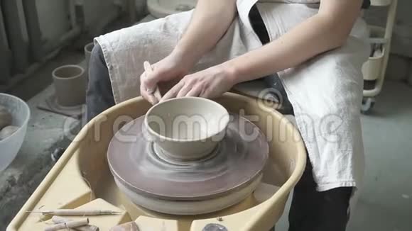 使用潮湿的海绵壶形状的碗在盆栽的车轮视频的预览图