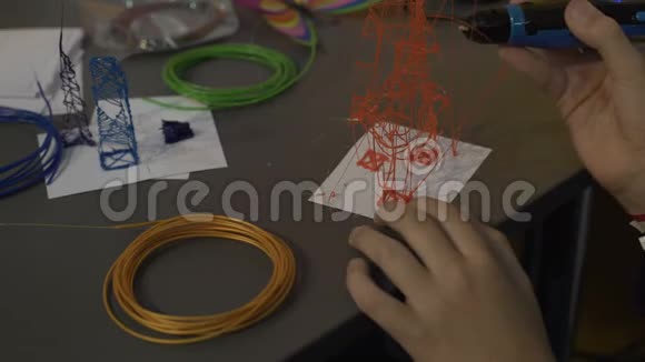 儿童使用3d笔创造玩具DIY活动与高科技设备特写视频的预览图