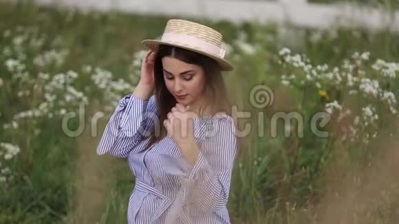 孕妇肖像戴着针织帽子的漂亮年轻女人放松放松视频的预览图