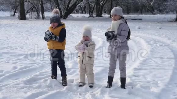 三个孩子在空中撒雪视频的预览图
