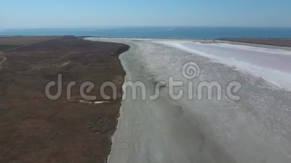 咸盐湖在阿佐夫海沿岸以前的河口从上面看干湖鸟的盐湖城景视频的预览图