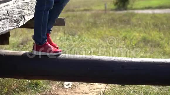 穿红鞋的女人走在木杆上视频的预览图