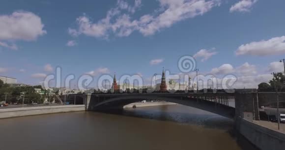 俄罗斯莫斯科这篇短文的重点是克里姆林宫莫斯科河和船只道路和城市交通的鸟瞰图视频的预览图